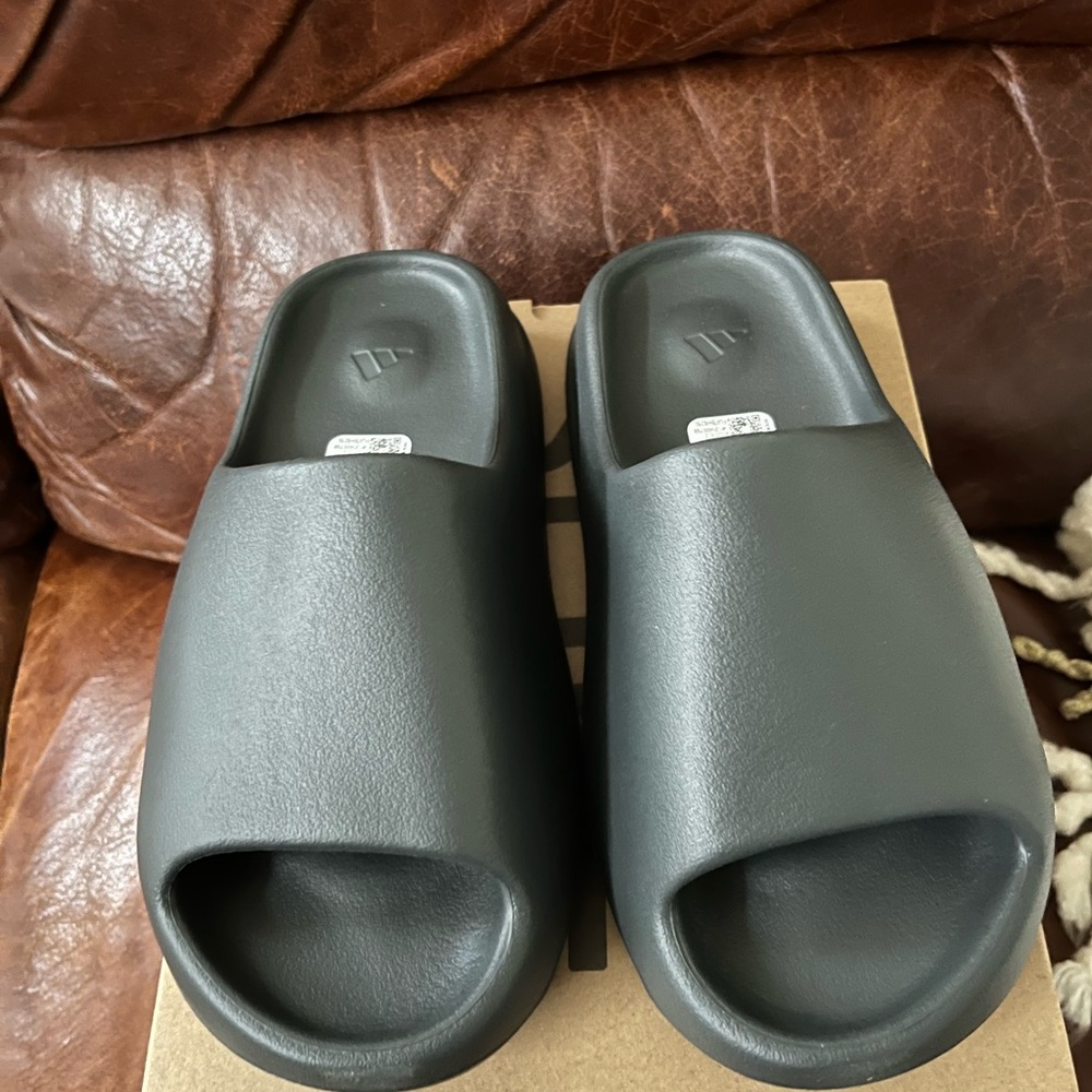YEEZY SLIDES